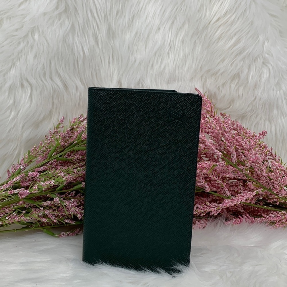 Louis Vuitton Green Taiga Leather Checkbook Wallet Datecode:V10967